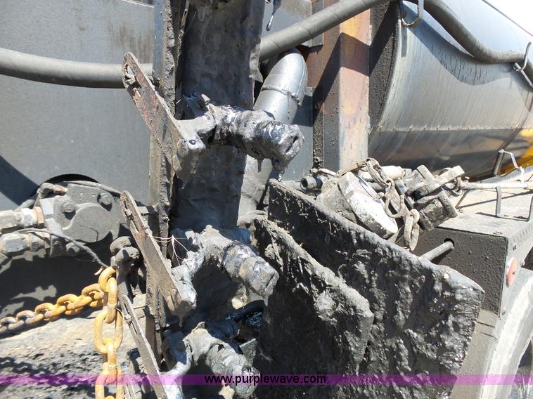 image for item DA2775 1990 International 4700 oil distributor truck