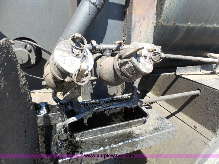 image for item DA2775 1990 International 4700 oil distributor truck