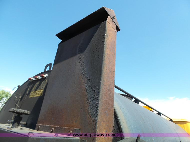 image for item DA2775 1990 International 4700 oil distributor truck