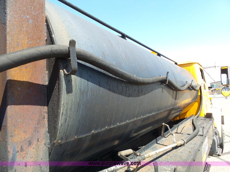 image for item DA2775 1990 International 4700 oil distributor truck