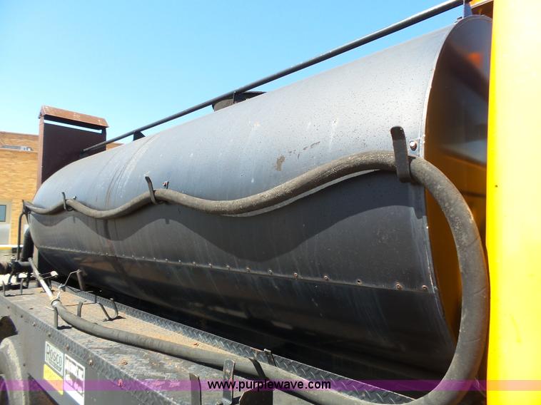 image for item DA2775 1990 International 4700 oil distributor truck