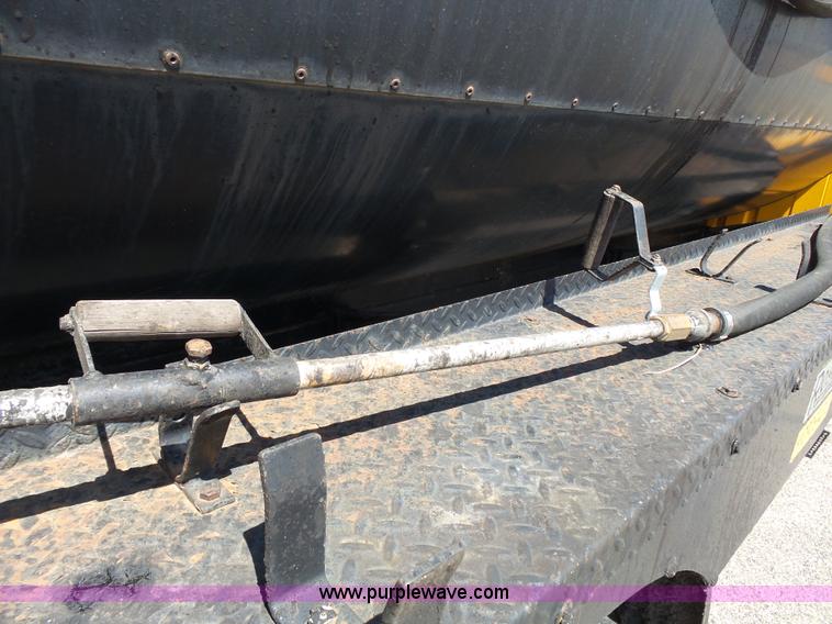 image for item DA2775 1990 International 4700 oil distributor truck