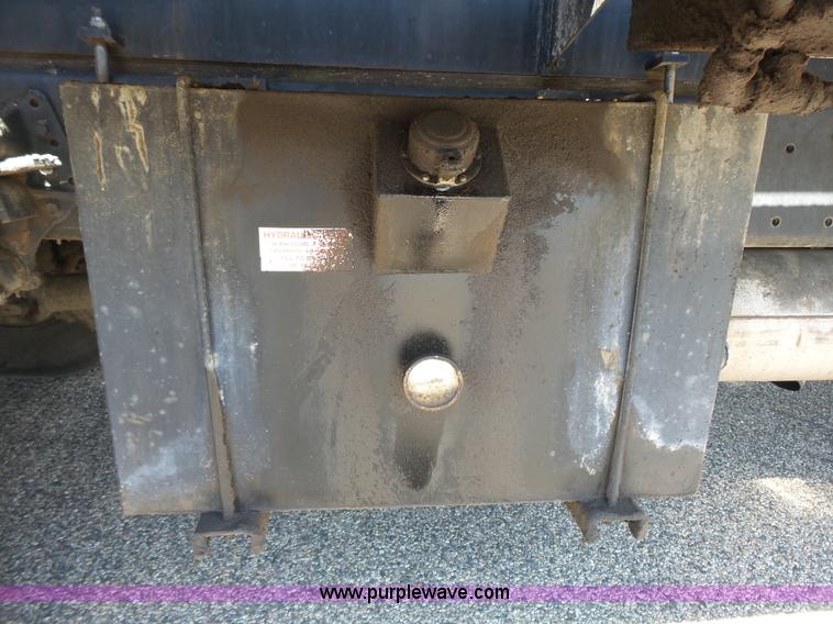 image for item DA2775 1990 International 4700 oil distributor truck