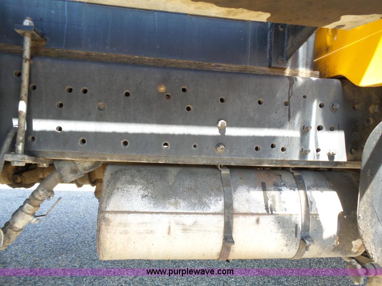 image for item DA2775 1990 International 4700 oil distributor truck