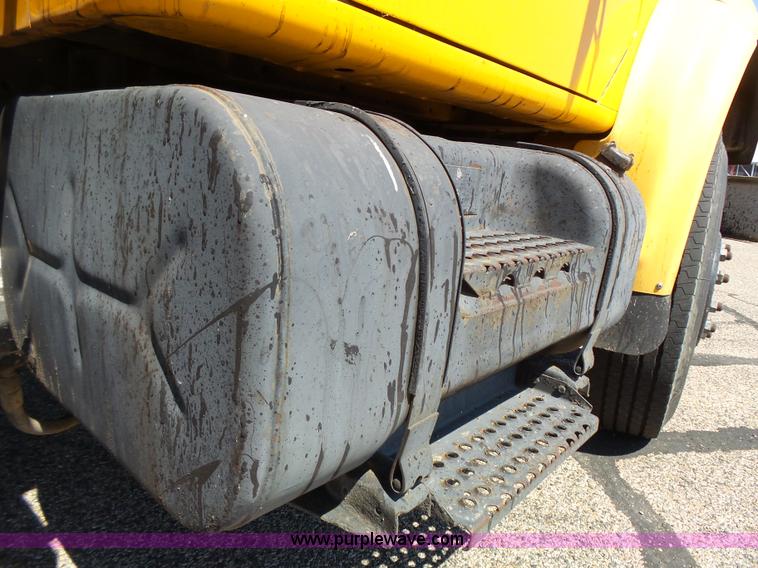 image for item DA2775 1990 International 4700 oil distributor truck