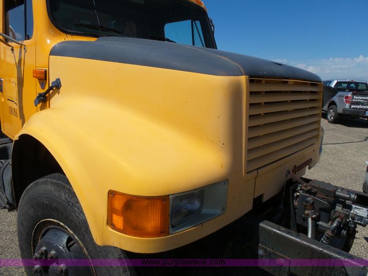 image for item DA2775 1990 International 4700 oil distributor truck