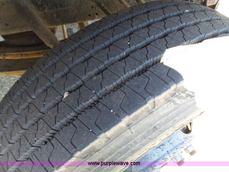 image for item DA2775 1990 International 4700 oil distributor truck