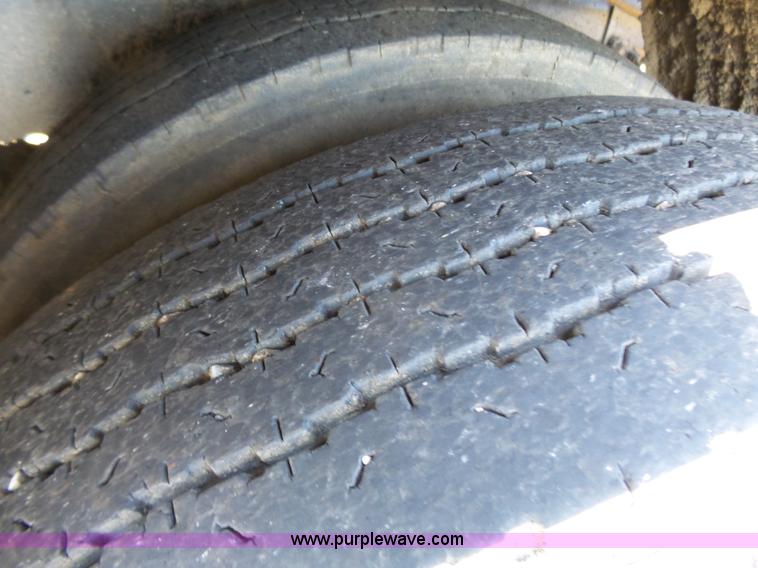 image for item DA2775 1990 International 4700 oil distributor truck