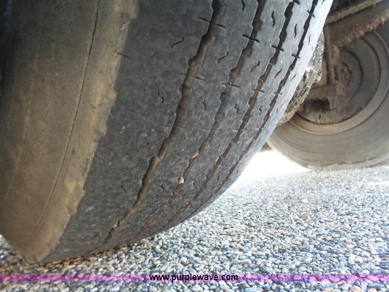 image for item DA2775 1990 International 4700 oil distributor truck