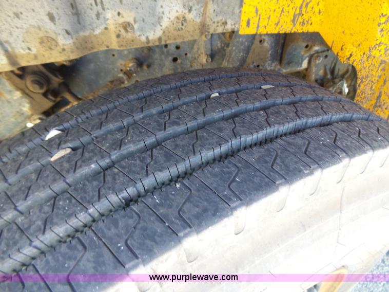 image for item DA2775 1990 International 4700 oil distributor truck