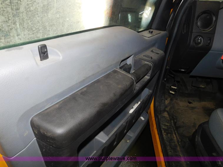 image for item DA2778 2013 Ford F550 SuperCab truck cab and chassis