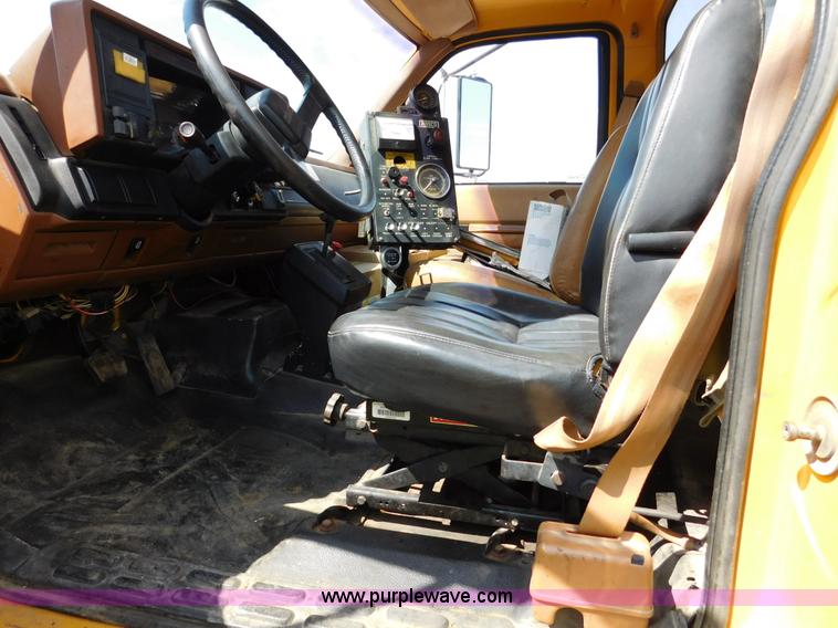 image for item DA2780 1990 GMC TopKick oil distributor truck