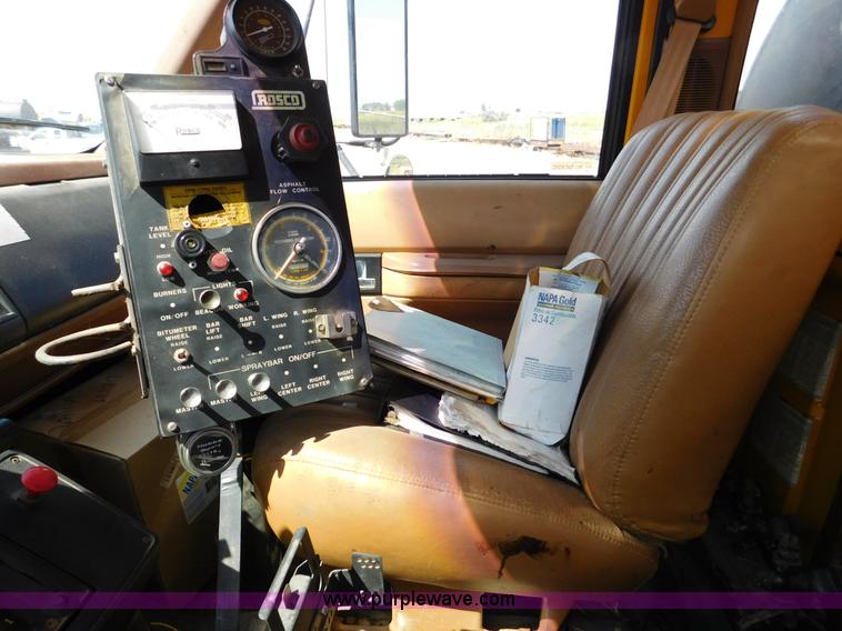 image for item DA2780 1990 GMC TopKick oil distributor truck