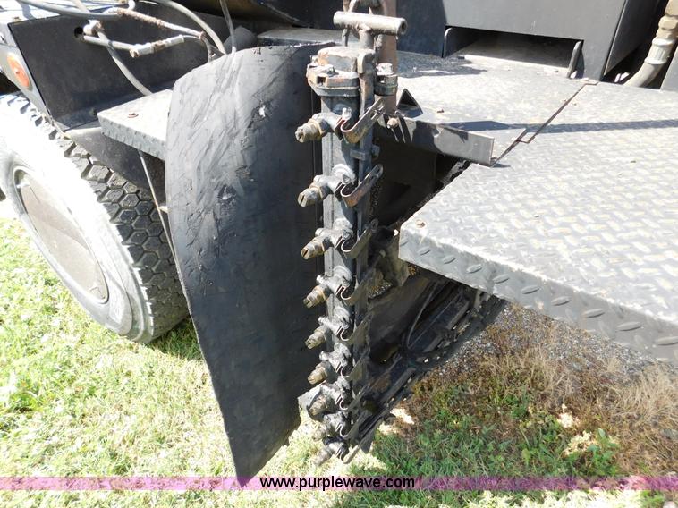 image for item DA2780 1990 GMC TopKick oil distributor truck