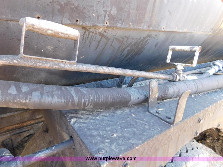 image for item DA2780 1990 GMC TopKick oil distributor truck