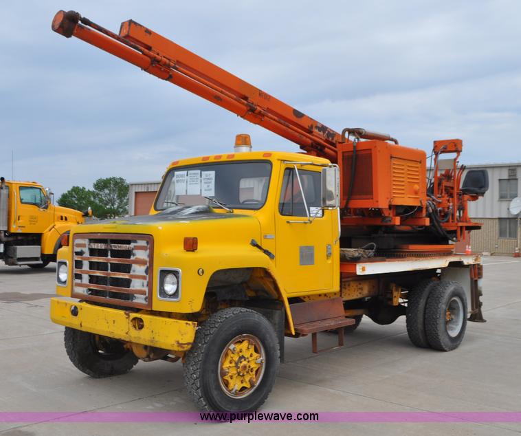 image for item G7430 1981 International 1824 drilling rig truck