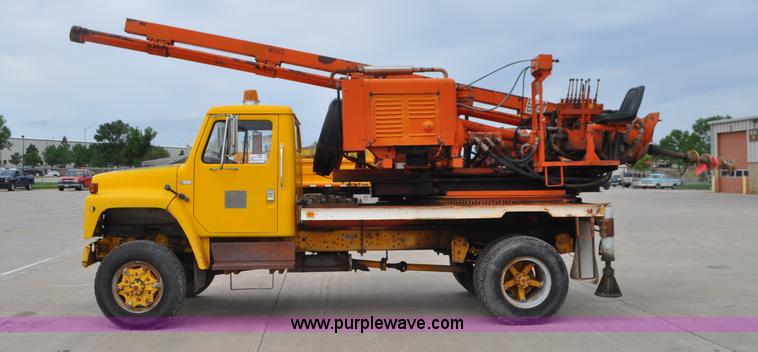 image for item G7430 1981 International 1824 drilling rig truck