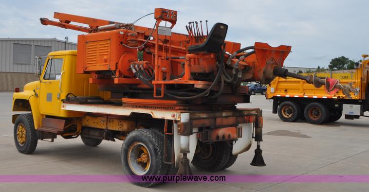 image for item G7430 1981 International 1824 drilling rig truck