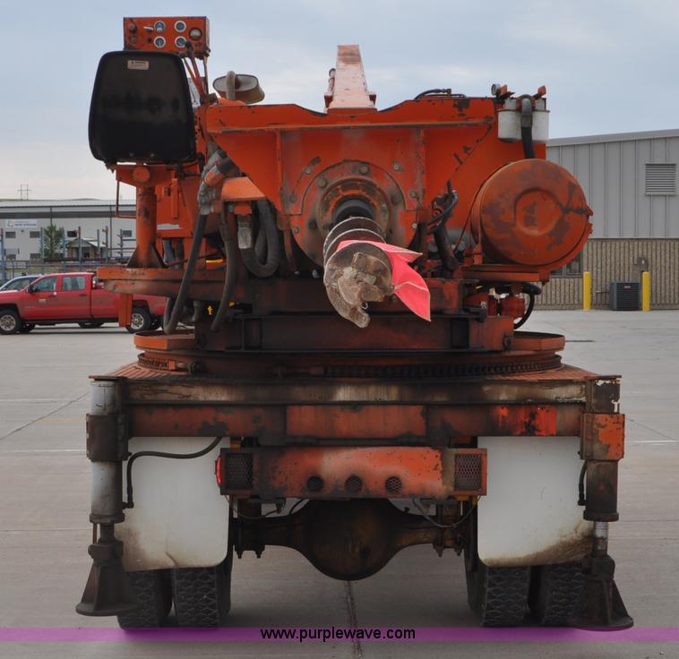 image for item G7430 1981 International 1824 drilling rig truck