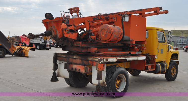 image for item G7430 1981 International 1824 drilling rig truck