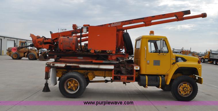 image for item G7430 1981 International 1824 drilling rig truck