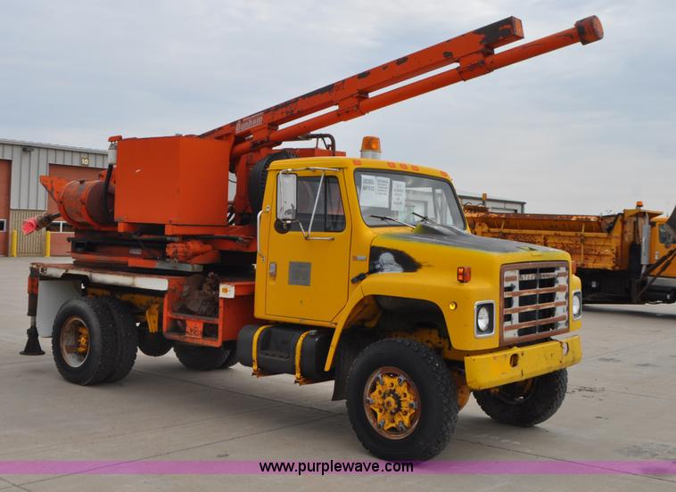 image for item G7430 1981 International 1824 drilling rig truck