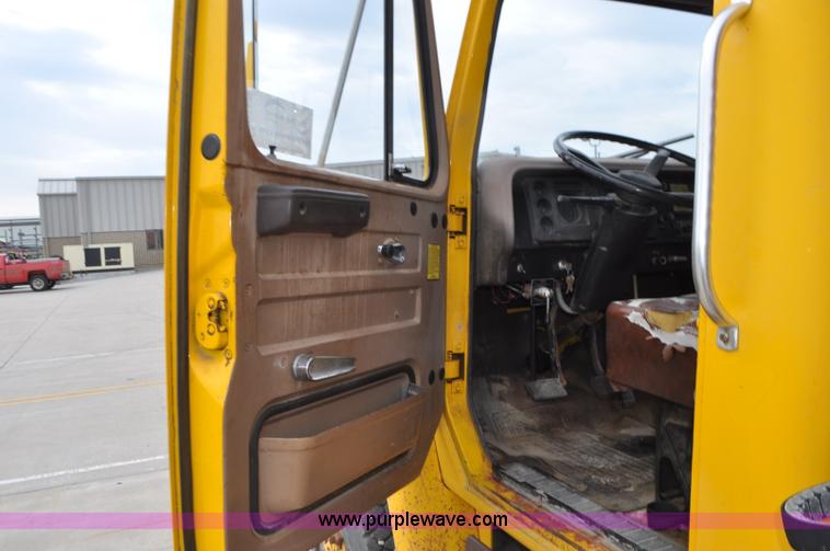 image for item G7430 1981 International 1824 drilling rig truck