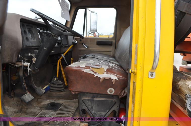 image for item G7430 1981 International 1824 drilling rig truck