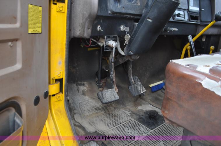 image for item G7430 1981 International 1824 drilling rig truck