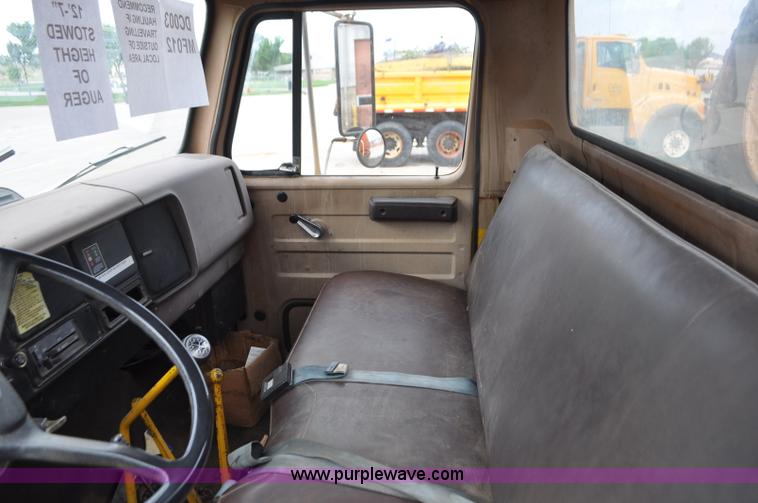 image for item G7430 1981 International 1824 drilling rig truck