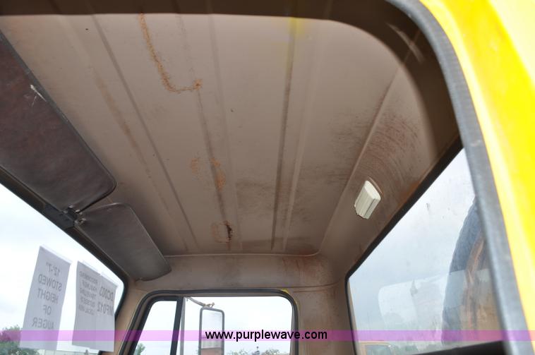 image for item G7430 1981 International 1824 drilling rig truck