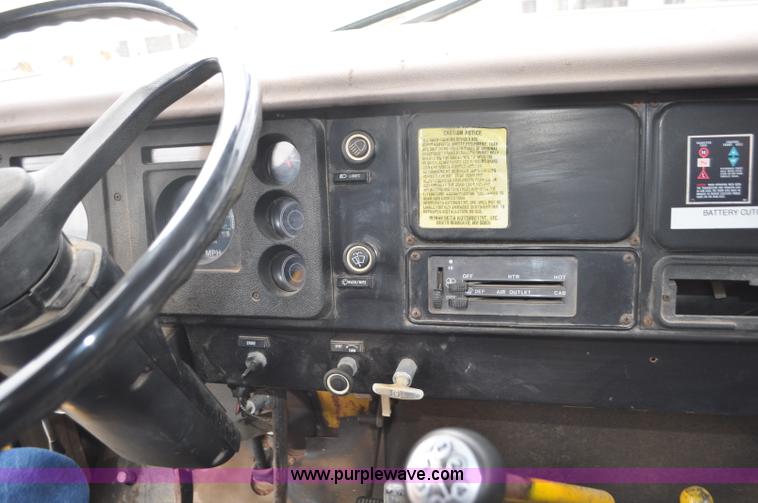 image for item G7430 1981 International 1824 drilling rig truck