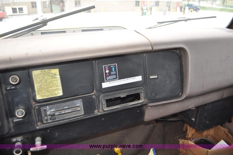 image for item G7430 1981 International 1824 drilling rig truck