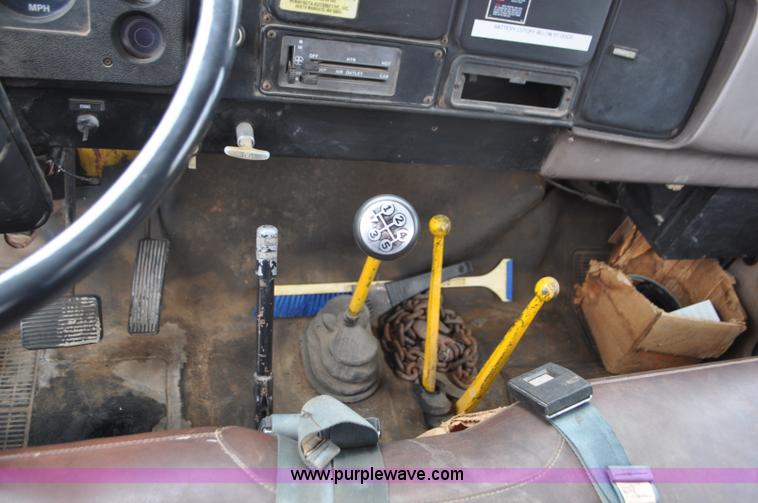 image for item G7430 1981 International 1824 drilling rig truck