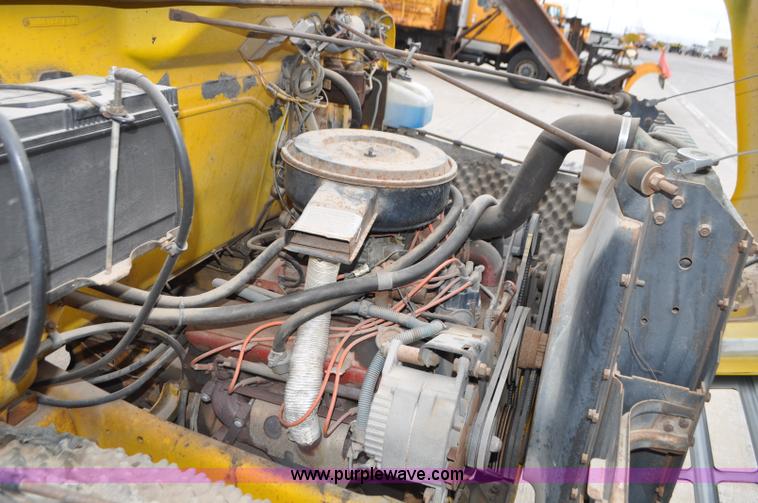 image for item G7430 1981 International 1824 drilling rig truck