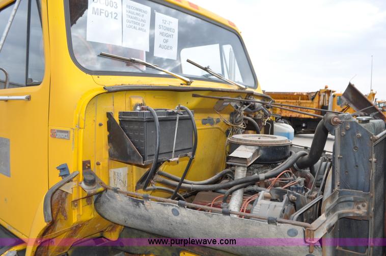 image for item G7430 1981 International 1824 drilling rig truck