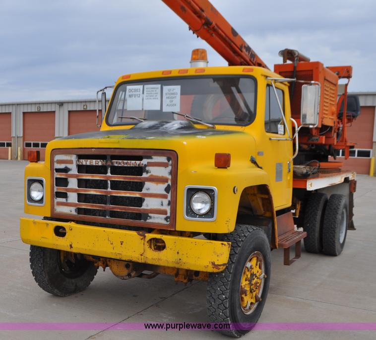 image for item G7430 1981 International 1824 drilling rig truck