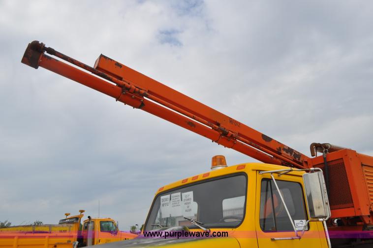 image for item G7430 1981 International 1824 drilling rig truck