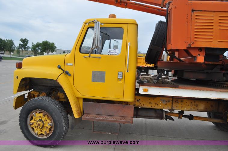 image for item G7430 1981 International 1824 drilling rig truck