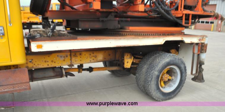 image for item G7430 1981 International 1824 drilling rig truck