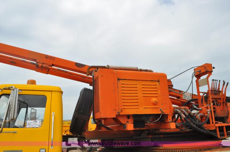 image for item G7430 1981 International 1824 drilling rig truck