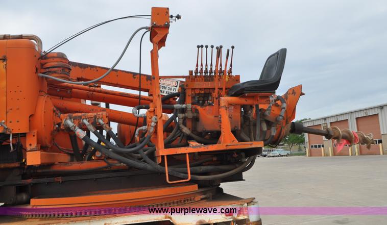 image for item G7430 1981 International 1824 drilling rig truck