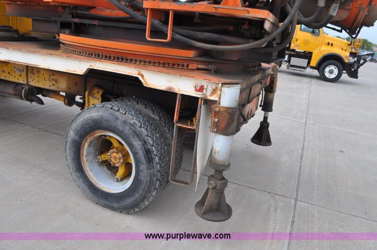 image for item G7430 1981 International 1824 drilling rig truck