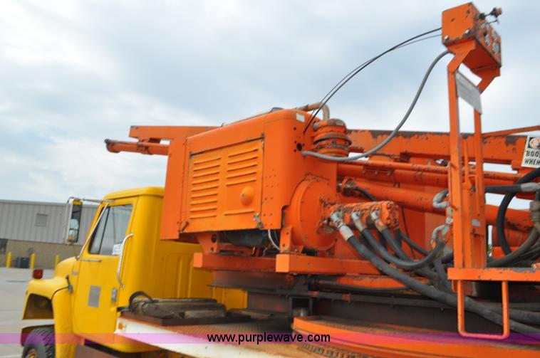 image for item G7430 1981 International 1824 drilling rig truck