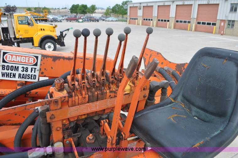 image for item G7430 1981 International 1824 drilling rig truck