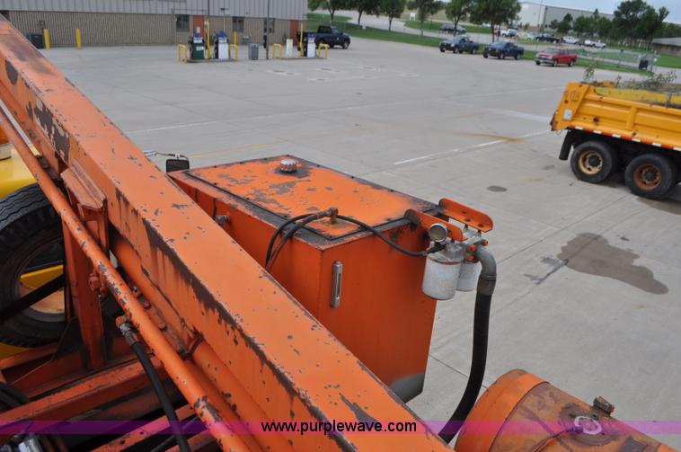 image for item G7430 1981 International 1824 drilling rig truck