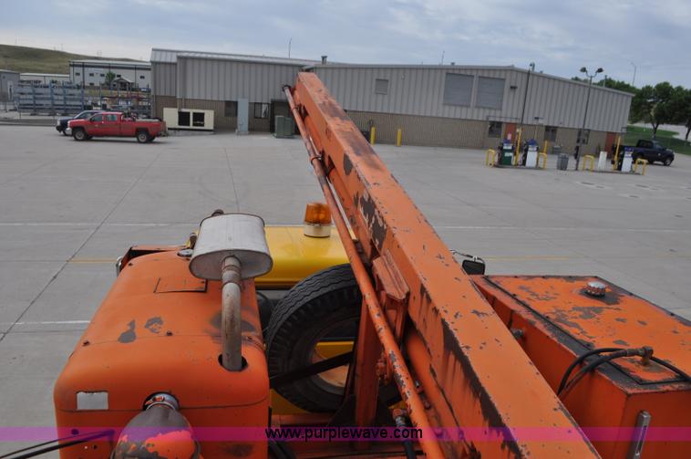 image for item G7430 1981 International 1824 drilling rig truck