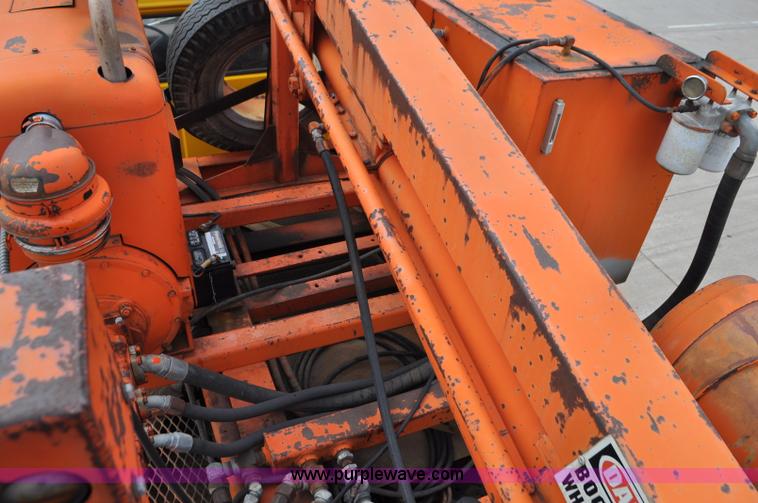 image for item G7430 1981 International 1824 drilling rig truck