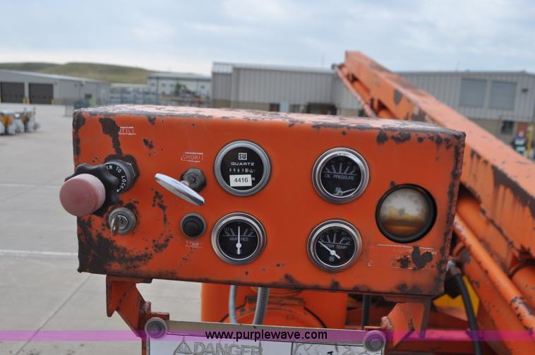 image for item G7430 1981 International 1824 drilling rig truck