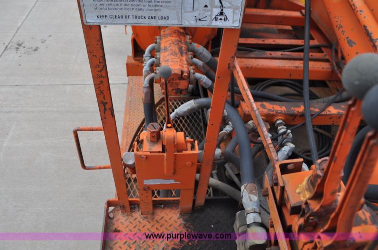 image for item G7430 1981 International 1824 drilling rig truck